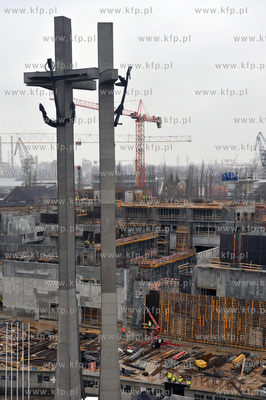 Pomnik Poleglych Stoczniowcow, w tle budowa Europejskiego...