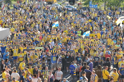 Gdynia swietuje awans Arki do ekstraklasy na ul. Swietojanskiej...