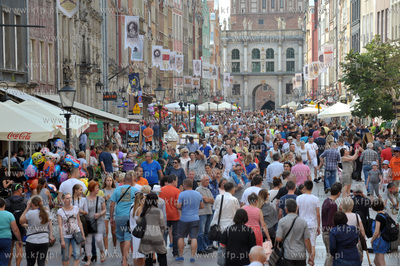 Wakacyjny tłum na ul. Długiej w Gdańsku. W oddali...