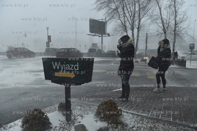 Gdańsk. Śnieżyca na Przymorzu. Parking restauracji...