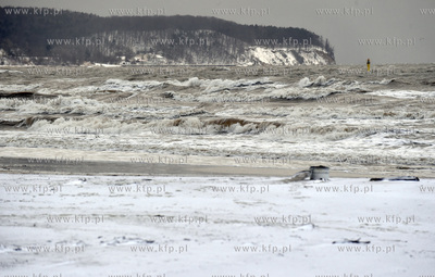 Sopocka plaża podczas snieżycy. W oddali klif w Gdyni...