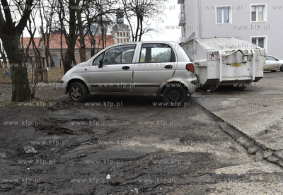 Brudne i zaniedbane gdańskie podwórko na ul. Podwale...