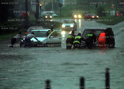 W Gdansku gwaltowna ulewa spowodowala powodz. Okolice...