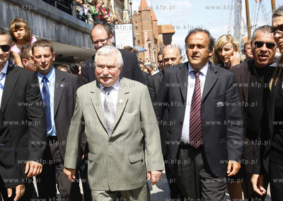 Gdansk. Michel Platini spaceruje po ulicach starowki...