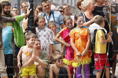 Gdansk. Festiwal Szekspirowski. Dziecieca parada festiwalowa...