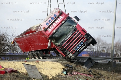 Przejazdowo. Zderzenie ciężarówek z czterema samochodami...
