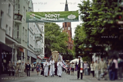 Sopot. Procesja Bozego Ciala idzie ul. Bohaterow Monte...