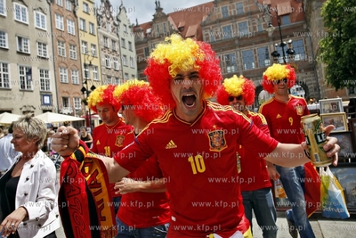 Hiszpanscy kibice opanowali  ul. Dluga i Dlugi Targ...