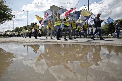 Gdansk. Demonstracja pracownikow firmy energetycznej...