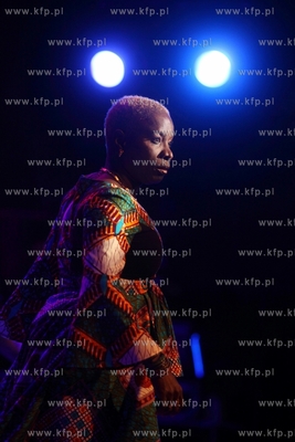 Siesta Festival.  Koncert pochodzacej z Beninu piosenkarki...