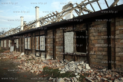 Wyburzanie tzw. Indianskiej Wioski ( osiedle parterowych...