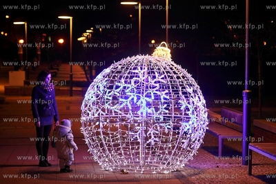 Pruszcz Gdanski. Iluminacje swiateczne na deptaku.
16.12.2014
fot....