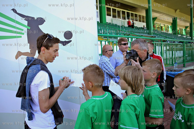 Skoczek narciarski Kamil Stoch spotkał sie na boisku...