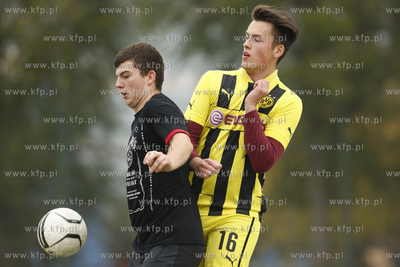 Gdansk Zaspa. Pilkarski turniej dzikich druzyn Do przerwy...