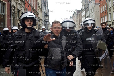 Gdańsk. Manifestacja przeciw imigrantom. Nz. policja...