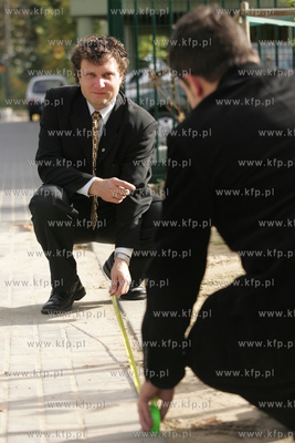 Prezydent Sopotu Jacek Karnowski mierzy dlugosc ul....
