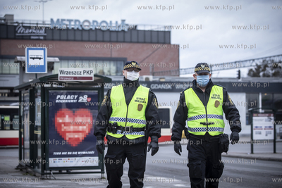 Patrol Straży Miejskiej na dworcu autobusowym Wrzeszcz...