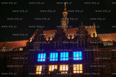 Gmach główny Politechniki Gdańskiej w barwach narodowych...