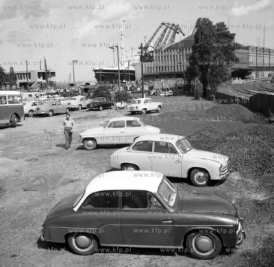 Samochody marki syrenka a w oddali samochod skoda octawia...