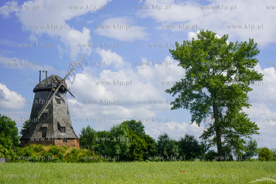 Drewniano - murowany zabytkowy wiatrak holenderski...