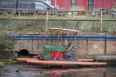 Nietypowa łódź zacumowana w Stoczni Cesarskiej w...