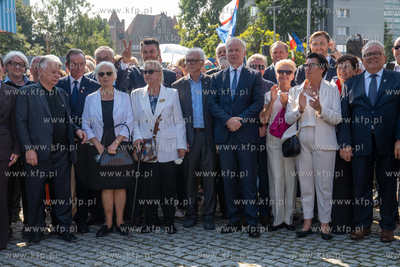 Gdańsk. Plac Solidarności. Symboliczne otwarcie bramy...