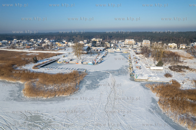 Zima na Mierzei Wiślanej. Zamarznięty port rybacki...