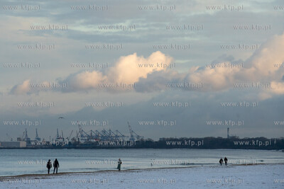 Zimowa krajobraz na plaży w Jelitkowie. 3.12.2021...