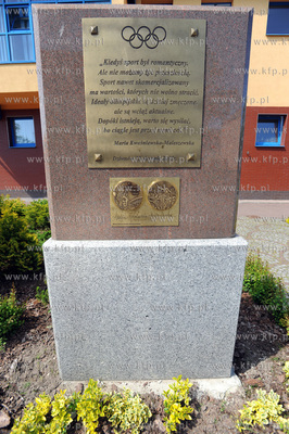 Dziwnow, Aleja Gwiazd Sportu. Marmurowe plyty z replikami...