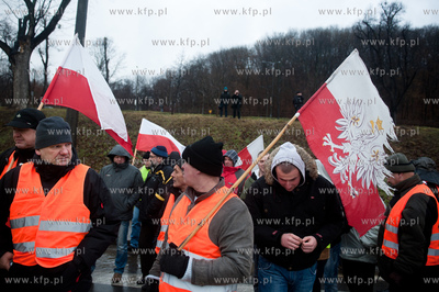 Gdansk. Trakt Sw. Wojciecha. Rybacy blokujac przejscie...