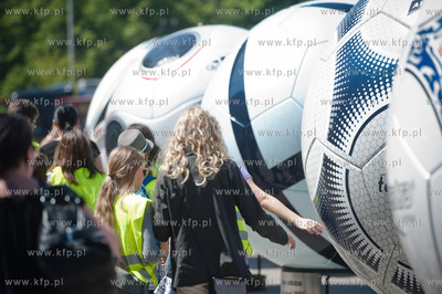 Gdansk. Ogromne pilki rozstawione na Targu Weglowym...