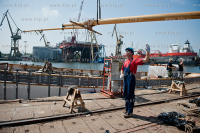 Gdansk. Stocznia Remontowa. Operacja stawiania pierwszego...