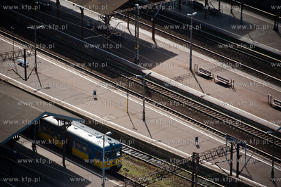 Gdansk. Widok na perony Dworca Glownego PKP z wiezowca...
