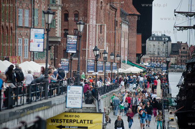 Gdansk. Dlugie Pobrzeze. Pelne turystow ulice starego...