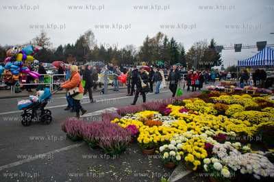 Gdansk. Cmentarz Lostowicki. Swieto Zmarlych. Nz stoiska...