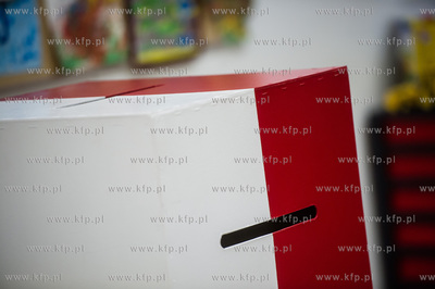 Gdansk. Jasien. Gimnazjum nr 48. Obwodowa komisja wyborcza...