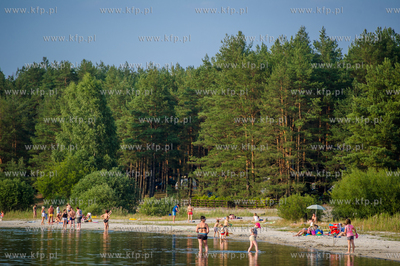 Niestrzezone kapielielisko nad jeziorem Drzeczno znajdujacym...