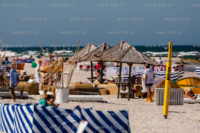 Jurata. Pelna turystow zatloczona plaza od strony otwartego...