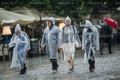 Gdańsk. Długi Targ. Intensywne opady deszczu i silne...