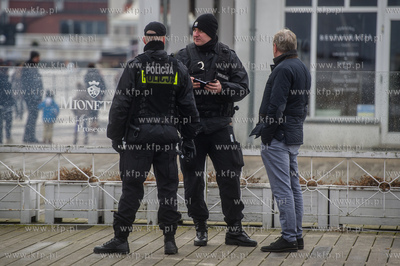 Sopot. Molo. Niedzielni spacerowicze, ktorych nie odstrasza...
