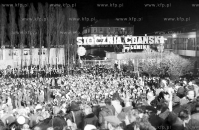 Odsloniecie pomnika Poleglych Stoczniowcow przy bramie...