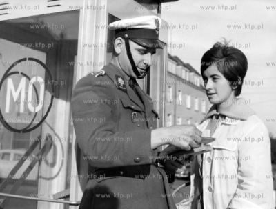 Funkcjonariusz drogowki Milicji Obywatelskiej ze sluzbowym...