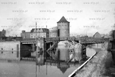Drewniany most nad kanalem Motlawy pomiedzy wyspa Spichrzow...
