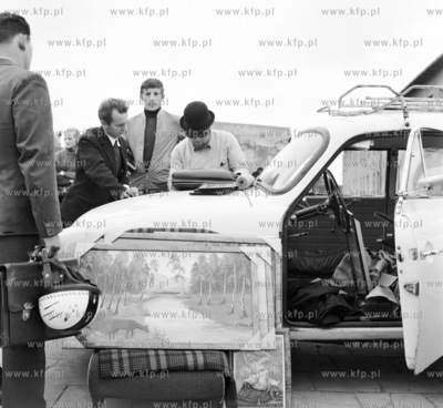 Sprzdaz obrazow z samochodu marki Syrena 104 na jednym...