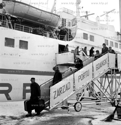 Pasazerowie wysiadaja z promu Gryf armatora Polferries...