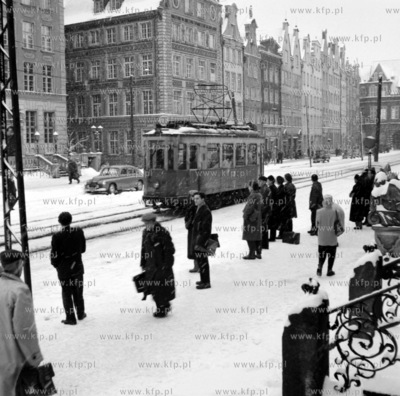 Gdansk. Dlugi Targ. Tramwaj i przystanek. 1956
z0000298
Fot....