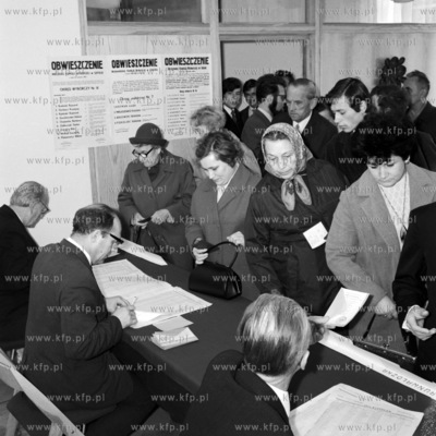 Wybory do Sejmu i Rad Narodowych. Na zdjeciu glosuja...