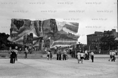 Pomnik Odrodzenia w Elblagu. Pomnik powstal wedlug...