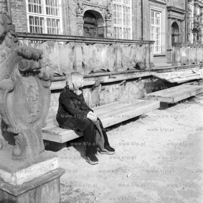 Odpoczynek na ławie ustawionej przy przedprożu Długiego...