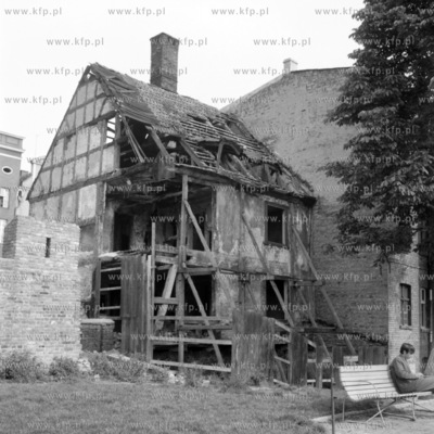 Rozwalający się zabytkowy dom przy ulicy Za Murem...